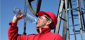 ilustracija - radnik pije vodu zbog toplote